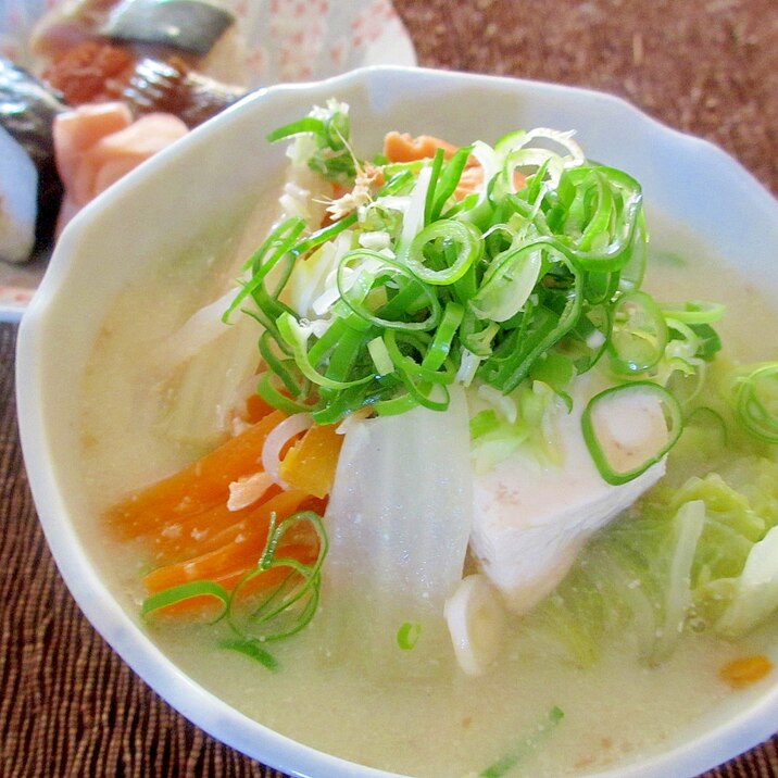 白菜、鮭、白滝の豆乳スープ